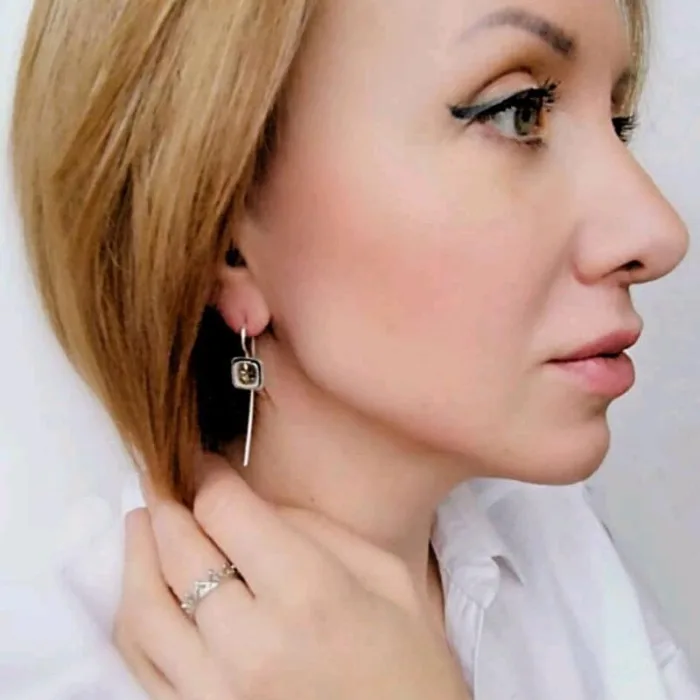 Geometric Square Distressed Pearl Earrings For Women - Image 2